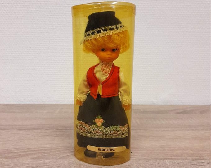 Little doll with bunad from Gudbrandsdalen i Norway, Norwgian folkart