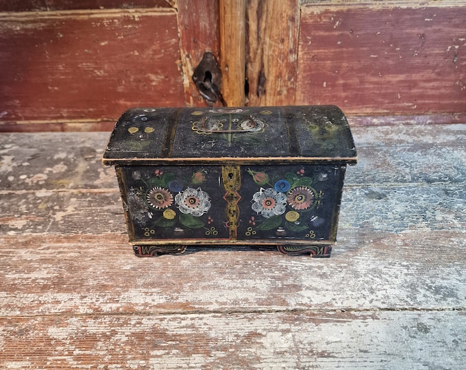 Vintage Rosepainted Chest - Charming Storage From the 1940s - Os Painted Jewelry Box