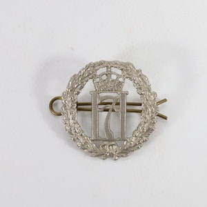 Collectible Norwegian Beret Badge - Postwar King Haakon VII - 1946-1957 Military Insignia