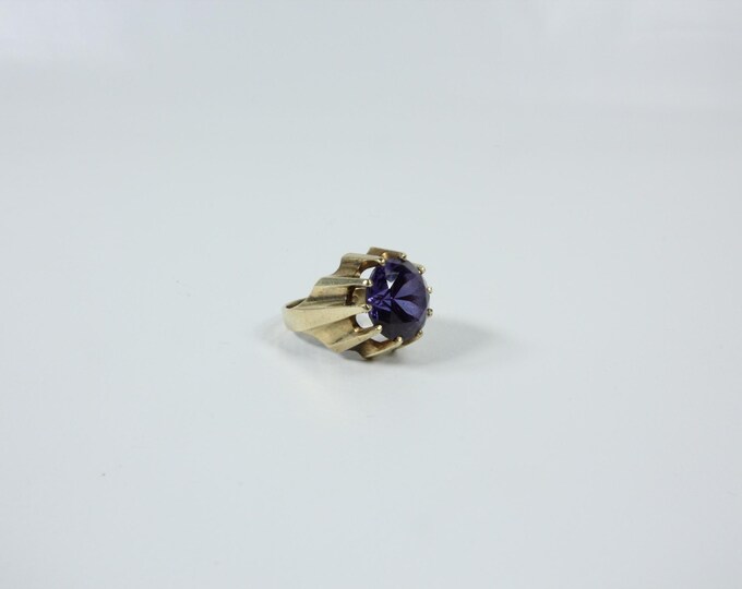 Elegant round Amethyst Gold Ring  - Vintage 1970s Glamour, Perfect for Special Occasions
