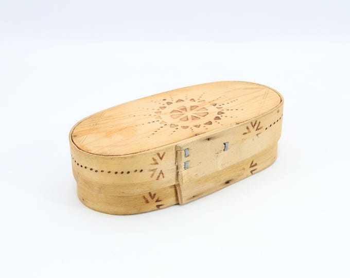Norwegian Bentwood Tine Box 1944 – Small Oval Folk Art Keepsake Box with Burned Rosette Patterns and “Asta” Inscription