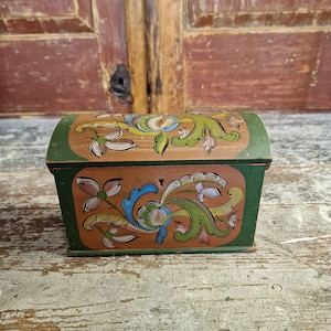 Stunning Rosemalt chest, from 1940-1950s, rustic antique, Bent wood,Norwegian folk-art,rustic and primitive,Norwegian OS rosemaling, vintage