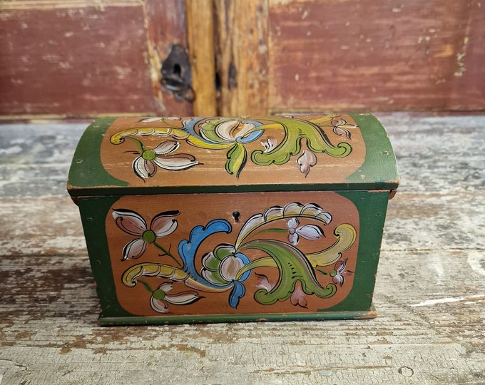 Stunning Rosemalt chest, from 1940-1950s, rustic antique, Bent wood,Norwegian folk-art,rustic and primitive,Norwegian OS rosemaling, vintage
