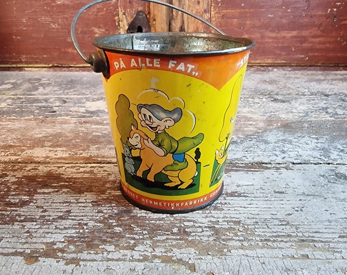 Vintage tin box from the Norwegian producer Stabburet, Disney motif, Snow White and the 7 Dwarfs, Weird advertising tin bucket, MCM Disney.