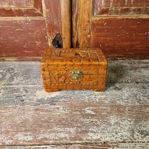 Old small camphor wood chest, hand carved, trinket box, yewlery box, storage bin, 1960s, mid-century, tressure chest, small chest
