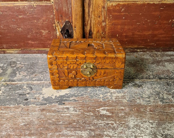 Old small camphor wood chest, hand carved, trinket box, yewlery box, storage bin, 1960s, mid-century, tressure chest, small chest