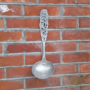 Beautiful big tin spoon with Norwegian rosemaling motif, handmade folk art, Norwegian tin / pewter, Manufacturer: eik pewter