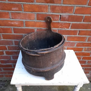 Großer antiker Buttereimer aus Holz - Rustikaler und primitiver Bugholzeimer zur Käseherstellung - Norwegische Bauernhofantiquitäten