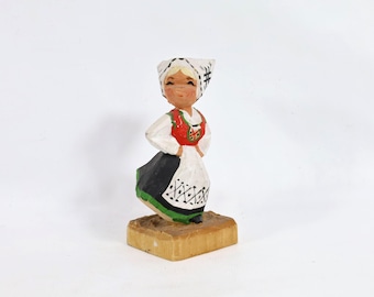 Vintage Henning Bunads Girl Figurine | 1960s Hand-Carved Norwegian Art | Nordic Gift | Scandinavian Collectible