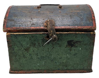 Rustic Antique Norwegian Rosemalt Chest from 1700-1800s - Vintage Folk-Art Shoemaker&#39;s Tool Chest