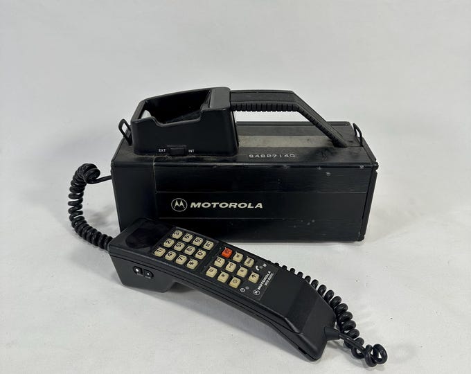 Vintage Motorola MCR 9500XL Portable Phone - Classic 1980s NMT Network Collectible - Perfect Nostalgic Gift