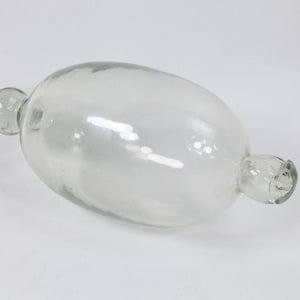 以下が含まれることがあります： 丸みを帯びた形をした透明なガラスの電球で、2つの開口部があります。電球はガラス製で、滑らかで磨かれた表面をしています。