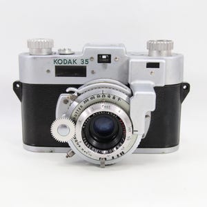Vintage Kodak 35-kamera med läderfodral | Amerikansk 35 mm-filmkamera från 1940-talet | Fotografisk rekvisita från mitten av århundradet | Samlarobjekt, hitta present
