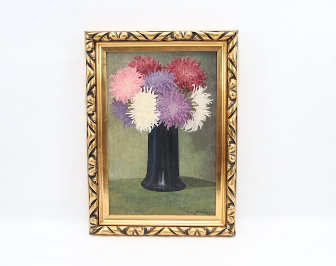 Antique 1914 Oil Painting Still Life – Chrysanthemums in Vase Signed Herm Hernæs with Original Gilt Frame