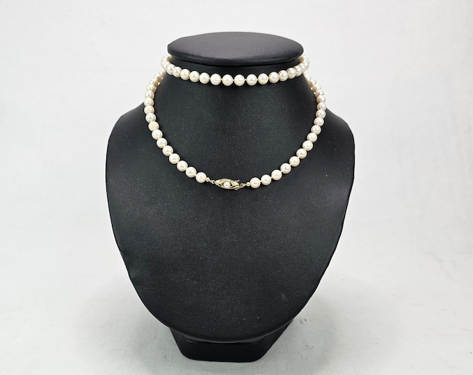 Elegant Pearl Necklace with 14 Carat Real Gold Clasp - A Luxurious Statement Piece