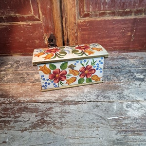 Stunning Rosemalt chest, from 1940s, rustic antique, Bent wood, Norwegian folk-art, rustic and primitive, Norwegian rosemaling, vintage