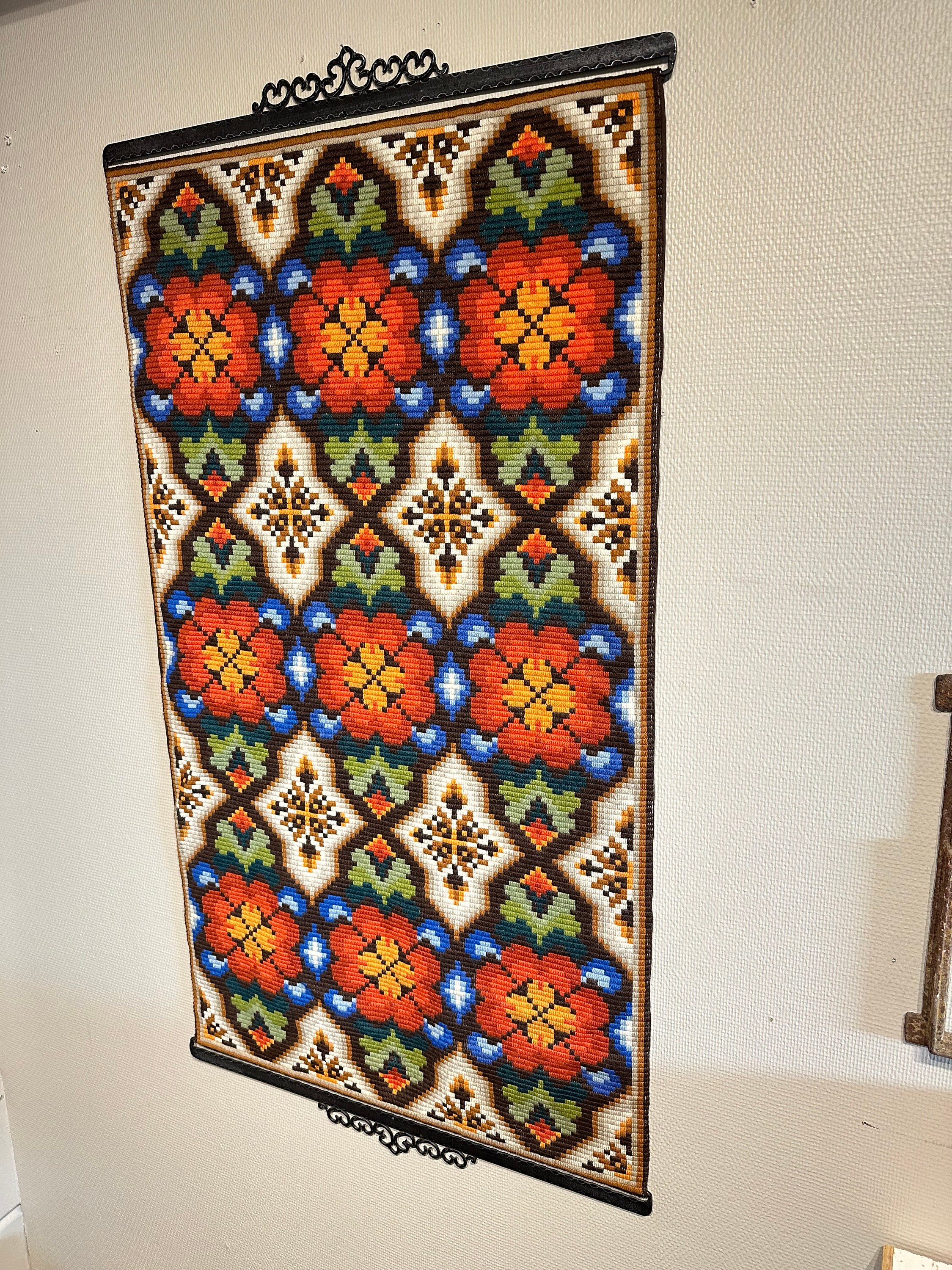 Grande Tapisserie Murale Brodée Norvégienne – Laine 100% – Scandinave Vintage