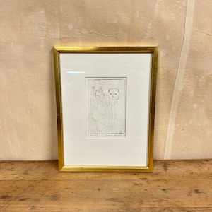 Könnte beinhalten: Ein gerahmtes Kunstwerk mit einem goldfarbenen Rahmen. Das Kunstwerk zeigt eine Schwarz-Weiß-Skizze von zwei Figuren, eine mit Krawatte. Das Kunstwerk befindet sich auf weißem Hintergrund. Der Text "Young, Andre Terkel, 96" steht unten.