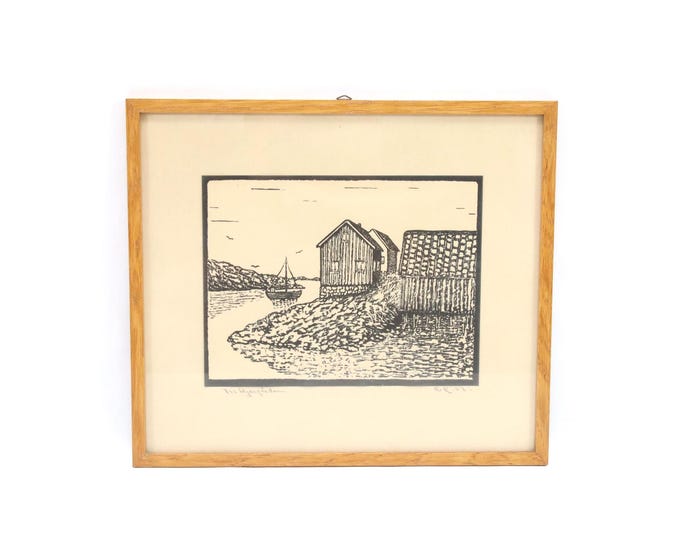 Original Norwegian Graphic Print – “Fra Skjærgården” Signed Coastal Scene with Boat and Boathouses, 1960s Vintage Wall Art