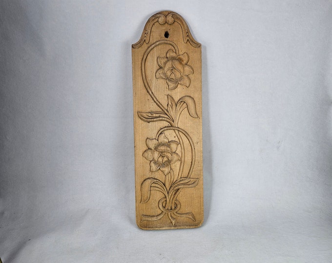 Vintage Wooden Breadboard with Flower Decoration - Norwegian Hand Carved floral decoration - Decorative Kitchen Board
