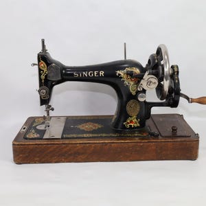 Vintage Singer Hand Crank Sewing Machine | 1920s Industrial | Antique Collector’s Item | Home Decor