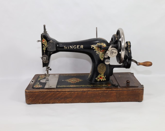 Vintage Singer Hand Crank Sewing Machine | 1920s Industrial | Antique Collector’s Item | Home Decor