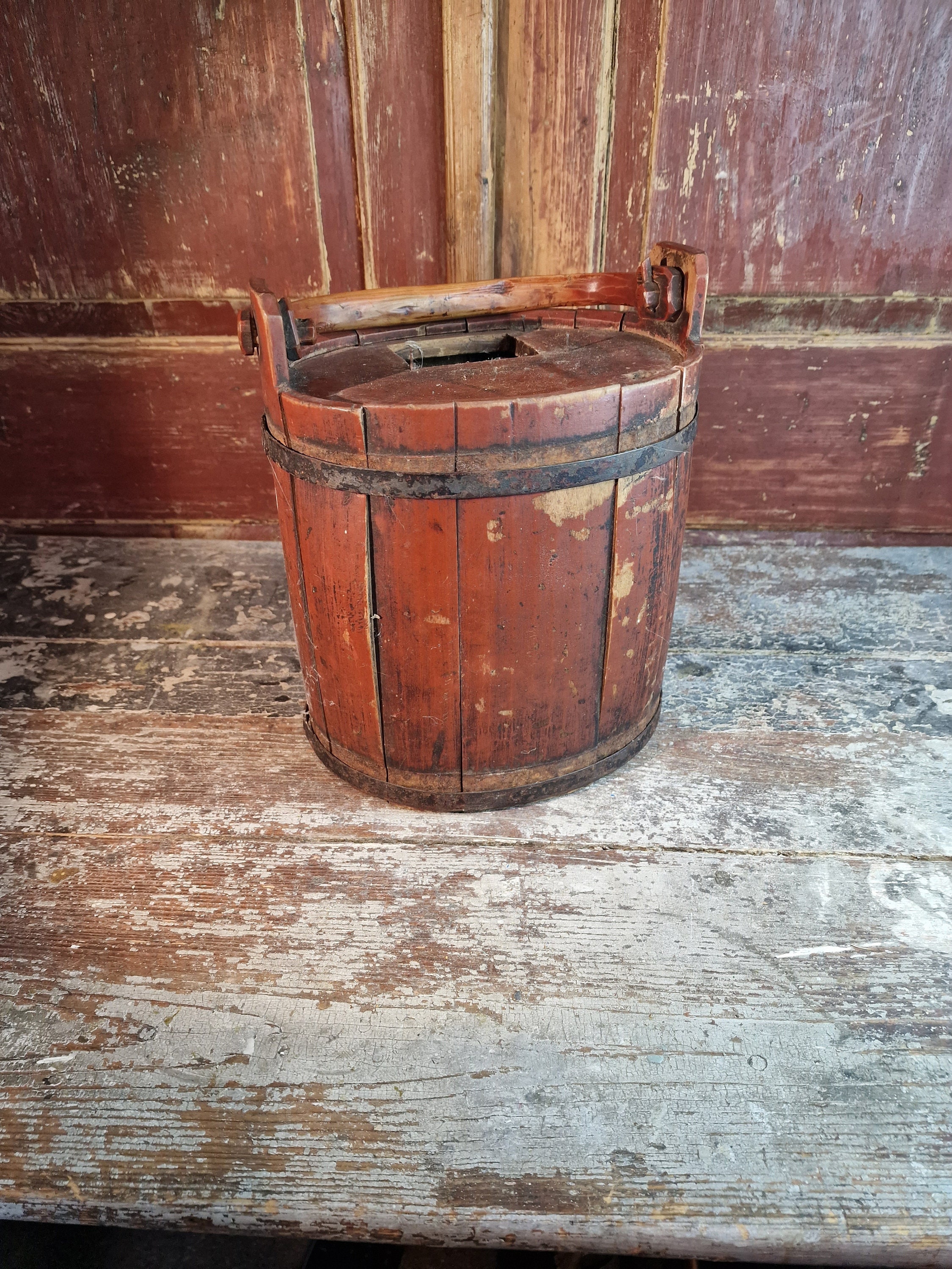 Ancien seau à eau rustique en bois, Décorations & accessoires