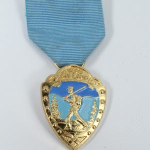 Protect your country a military Norwegian gold medal marching badge - Norwegian war memrobilia - brass and enamel