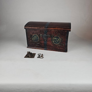 Rustic 18th Century Handmade Norwegian Keepsake Chest with Unique Patina