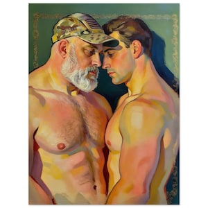 Pode incluir: Uma pintura artística retrata dois homens sem camisa em um abraço próximo. Um homem usa um boné de beisebol camuflado. A obra de arte apresenta uma paleta de cores quentes com destaques e sombras, em um fundo verde com uma borda dourada.