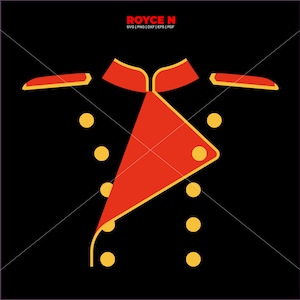 Puede incluir: Una chaqueta negra con cuello rojo y dorado y una franja diagonal roja y dorada en la parte delantera. La chaqueta tiene botones dorados en la parte delantera.