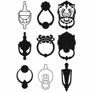 Puede incluir: Un conjunto de nueve golpeadores de puerta de silueta negra en varios estilos, incluyendo una cabeza de león, un anillo simple y un diseño tradicional con una campana.