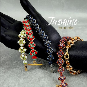 Pode incluir: Quatro pulseiras de contas em diferentes cores e padrões. As pulseiras são feitas com contas pequenas e coloridas e têm um fecho dourado. As pulseiras são etiquetadas como "Pulseira Jasmine".