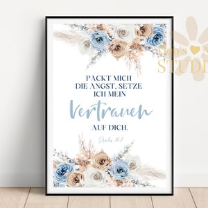 Pode incluir: Uma impress&atilde;o de arte de parede imprim&iacute;vel com um design floral em tons de azul e bege. A impress&atilde;o apresenta uma cita&ccedil;&atilde;o em alem&atilde;o que diz: "PACKT MICH DIE ANGST, SETZE ICH MEIN VERTRAUEN AUF DICH. Salmo 56:3".
