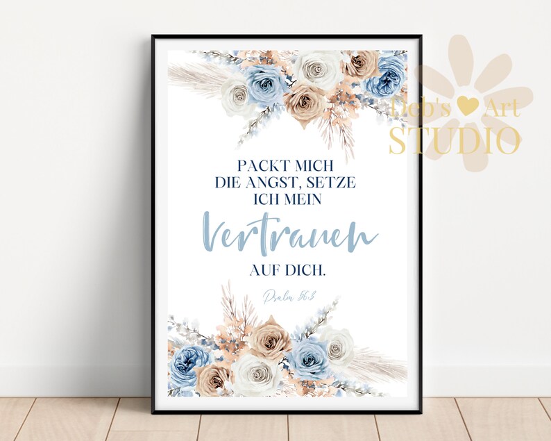 Pode incluir: Uma impress&atilde;o de arte de parede imprim&iacute;vel com um design floral em tons de azul e bege. A impress&atilde;o apresenta uma cita&ccedil;&atilde;o em alem&atilde;o que diz: "PACKT MICH DIE ANGST, SETZE ICH MEIN VERTRAUEN AUF DICH. Salmo 56:3".