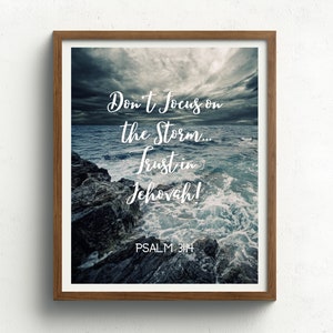 Ne vous concentrez pas sur la tempête. Faites confiance à Jéhovah ! | Psaume 31:14 | JW imprime des œuvres d'art murales | Citation de foi | Art mural JW | Impression de versets bibliques | Tempête océanique