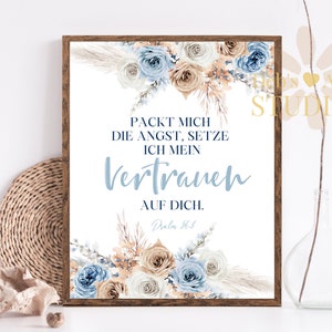 Pode incluir: Uma impress&atilde;o de arte de parede imprim&iacute;vel com um design floral em tons de azul, branco e bege. A impress&atilde;o apresenta o texto "PACKT MICH DIE ANGST, SETZE ICH MEIN VERTRAUEN AUF DICH. Psalm 56.3".