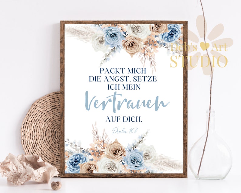 Pode incluir: Uma impress&atilde;o de arte de parede imprim&iacute;vel com um design floral em tons de azul, branco e bege. A impress&atilde;o apresenta o texto "PACKT MICH DIE ANGST, SETZE ICH MEIN VERTRAUEN AUF DICH. Psalm 56.3".