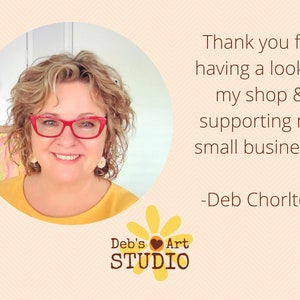 Op de afbeelding: Een vrouw met krullend blond haar, die een rode bril en een geel shirt draagt, glimlacht naar de camera. De tekst "Deb's Art STUDIO" staat onder haar. De tekst "Thank you for having a look at my shop & supporting my small business! -Deb Chorlton" staat aan de rechterkant van de afbeelding.