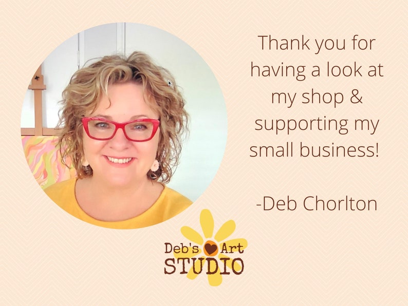 Op de afbeelding: Een vrouw met krullend blond haar, die een rode bril en een geel shirt draagt, glimlacht naar de camera. De tekst "Deb's Art STUDIO" staat onder haar. De tekst "Thank you for having a look at my shop & supporting my small business! -Deb Chorlton" staat aan de rechterkant van de afbeelding.