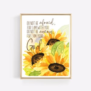 Op de afbeelding: Een aquarel van zonnebloemen met de tekst "Wees niet bang, want Ik ben met je. Wees niet ontmoedigd, want Ik ben jouw God" en de bijbelverwijzing "Jesaja 41:10".