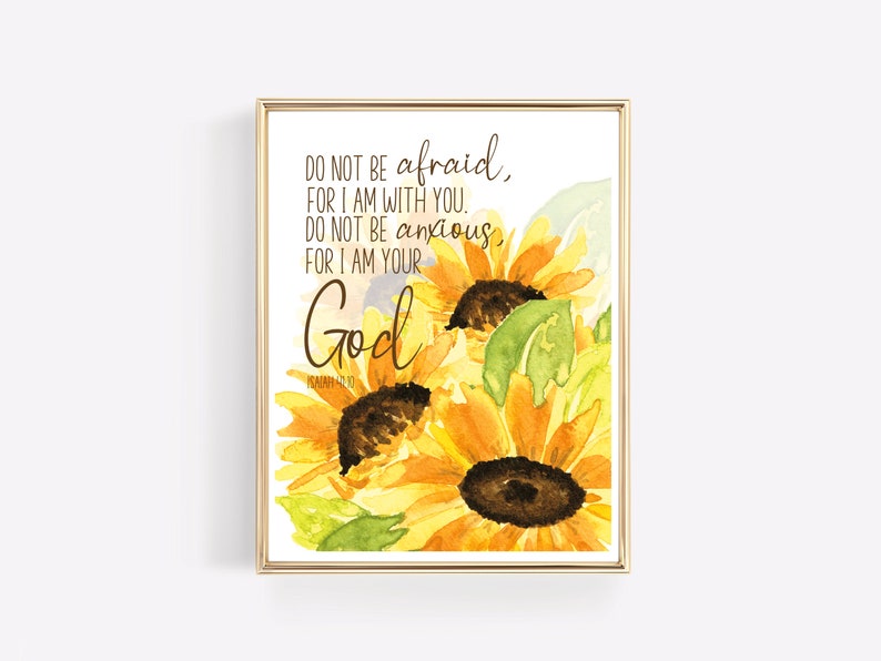 Op de afbeelding: Een aquarel van zonnebloemen met de tekst "Wees niet bang, want Ik ben met je. Wees niet ontmoedigd, want Ik ben jouw God" en de bijbelverwijzing "Jesaja 41:10".