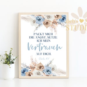 Pode incluir: Uma impress&atilde;o de arte de parede imprim&iacute;vel com um design floral em tons de azul, bege e branco. A impress&atilde;o apresenta o texto "PACKT MICH DIE ANGST, SETZE ICH MEIN VERTRAUEN AUF DICH. Psalm 56:3" e as palavras "Deb's Art STUDIO".