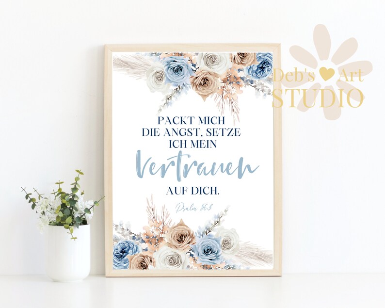 Pode incluir: Uma impress&atilde;o de arte de parede imprim&iacute;vel com um design floral em tons de azul, bege e branco. A impress&atilde;o apresenta o texto "PACKT MICH DIE ANGST, SETZE ICH MEIN VERTRAUEN AUF DICH. Psalm 56:3" e as palavras "Deb's Art STUDIO".