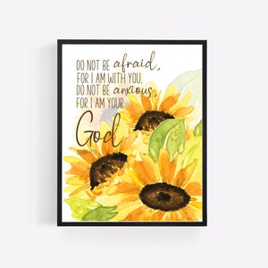Op de afbeelding: Een aquarel van zonnebloemen met de tekst "DO NOT BE afraid, FOR I AM WITH YOU. DO NOT BE anxious, FOR I AM YOUR God" in bruine tekst.