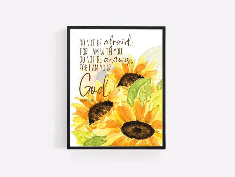 Op de afbeelding: Een aquarel van zonnebloemen met de tekst "DO NOT BE afraid, FOR I AM WITH YOU. DO NOT BE anxious, FOR I AM YOUR God" in bruine tekst.