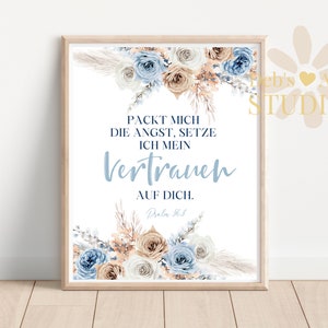 Pode incluir: Uma impress&atilde;o de arte de parede imprim&iacute;vel com um design floral em tons de azul e bege. A impress&atilde;o apresenta o texto "PACKT MICH DIE ANGST, SETZE ICH MEIN VERTRAUEN AUF DICH. Psalm 56:3" e as palavras "eb's Art STUDIO".