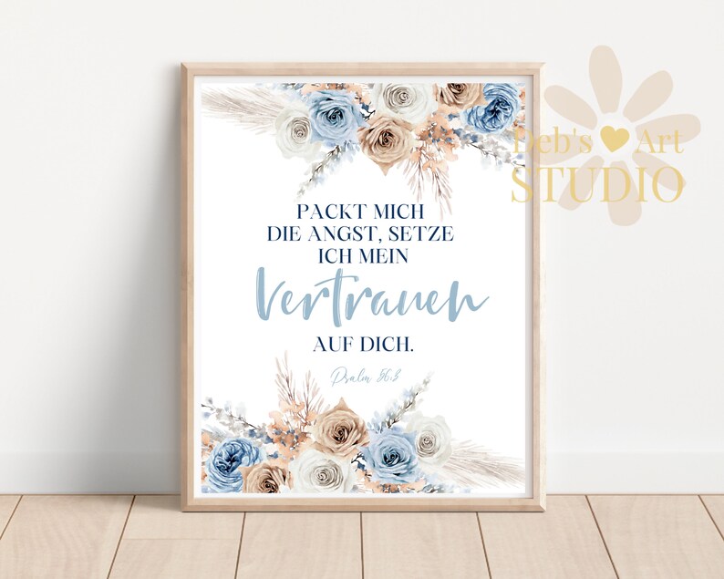 Pode incluir: Uma impress&atilde;o de arte de parede imprim&iacute;vel com um design floral em tons de azul e bege. A impress&atilde;o apresenta o texto "PACKT MICH DIE ANGST, SETZE ICH MEIN VERTRAUEN AUF DICH. Psalm 56:3" e as palavras "eb's Art STUDIO".