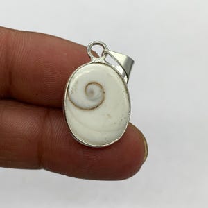 シヴァの目貝のシルバーペンダント、天然シヴァの目貝の宝石、エスニックスタイルの手作り925スターリングシルバーペンダント