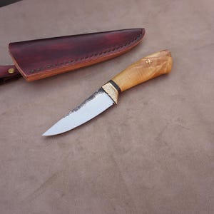Cuchillo de caza resistente y en armonía con la naturaleza, herramienta forjada a mano, perfecta para los entusiastas de las actividades al aire libre.